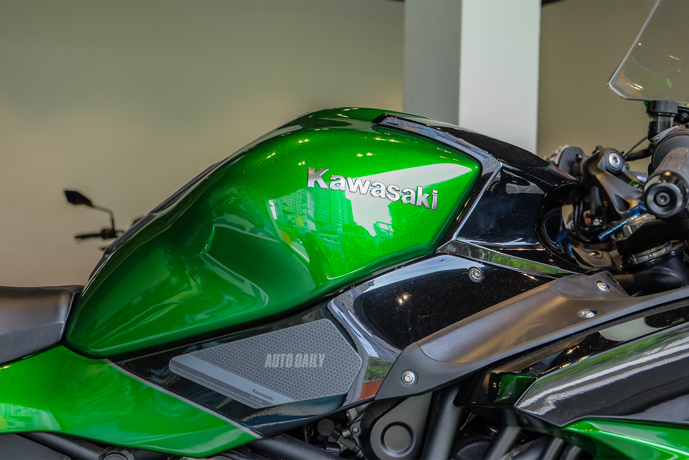 kawasaki-ninja-h2-sx-16.jpg