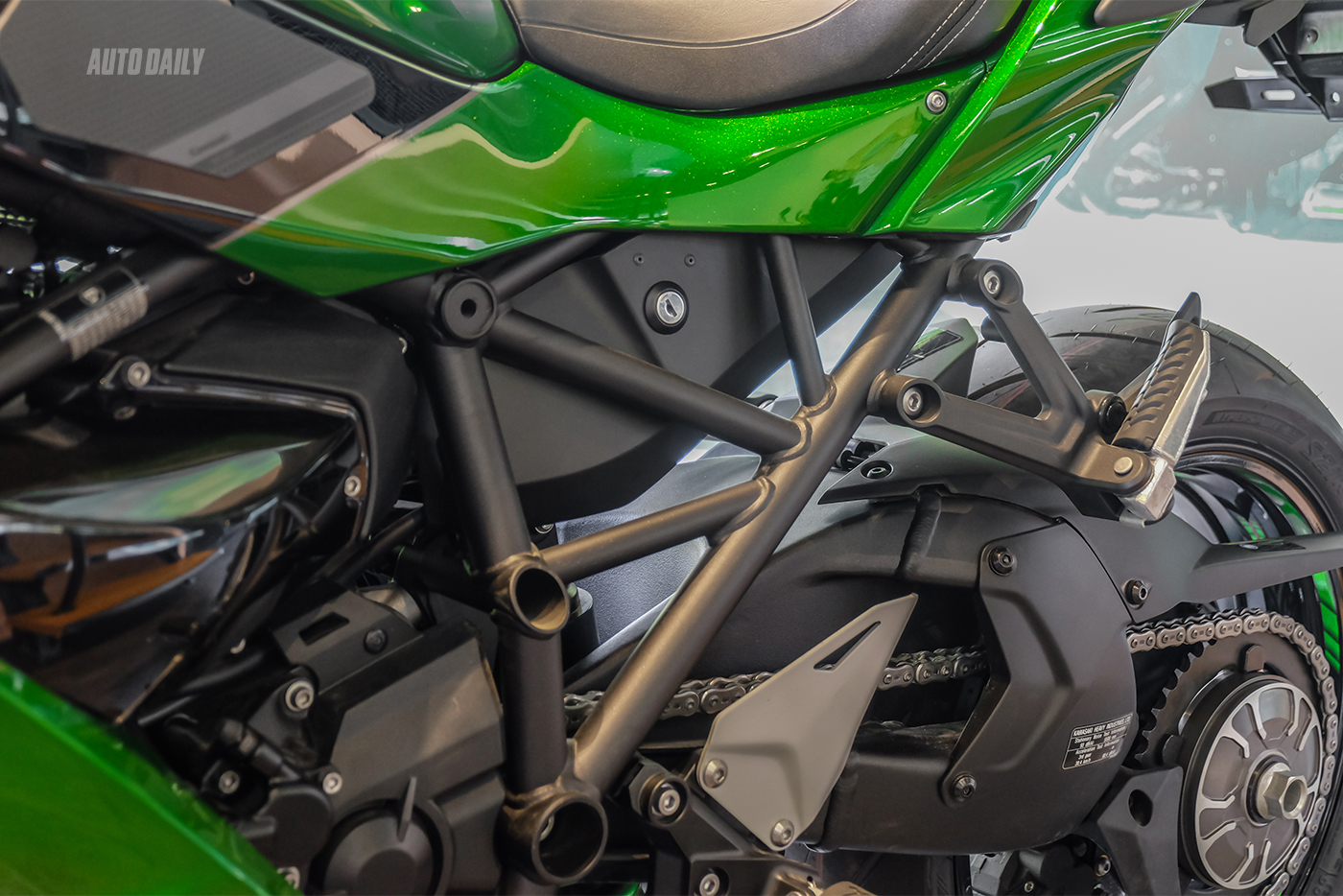 kawasaki-ninja-h2-sx-32.jpg