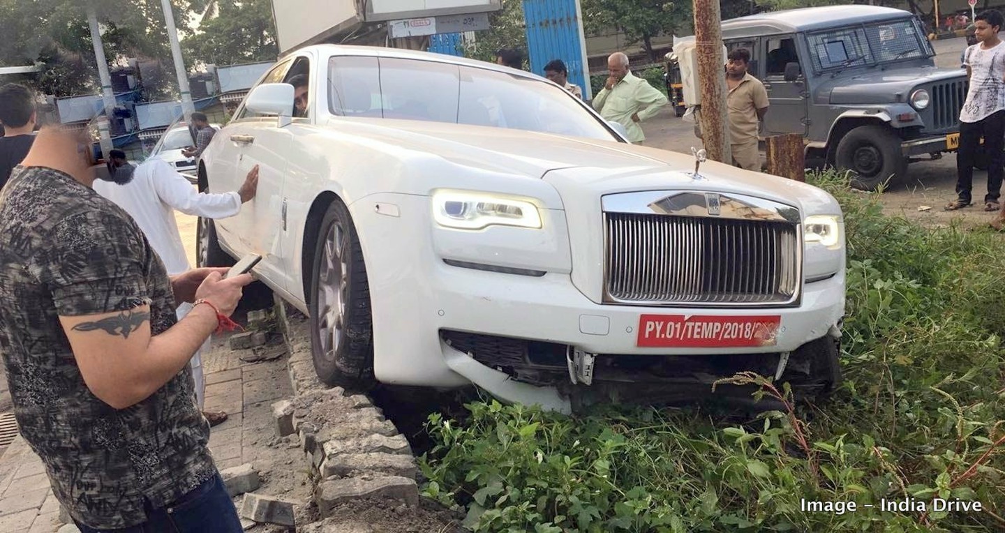 Rolls-Royce Ghost gặp nạn trước khi gắn biển số