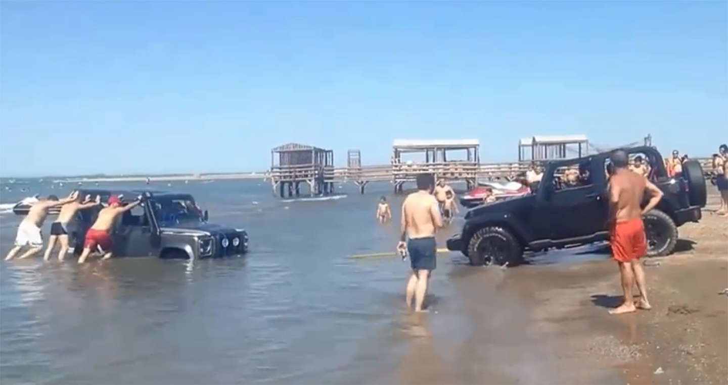 Video: Vất vả giải cứu 2 xe Jeep mắc kẹt tại bãi biển
