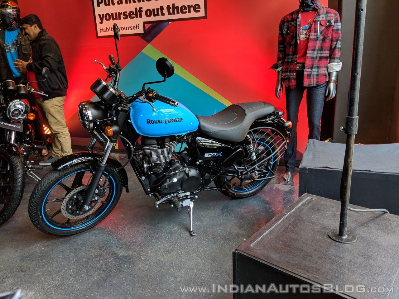 royal-enfield-thunderbird-500x-blue-left-side-india-launch-1.jpg