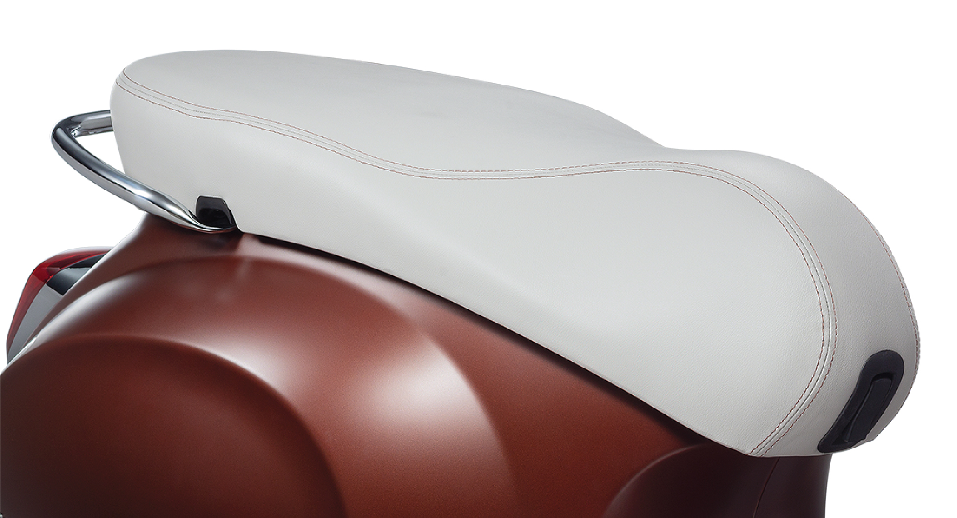 detail-vespa-50th-anniversary-brown-saddle.jpg