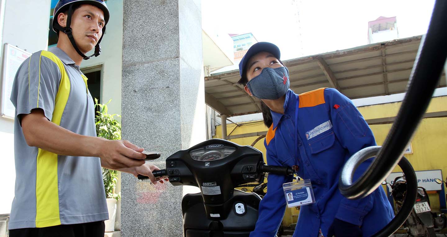 Giá xăng tiếp tục tăng mạnh