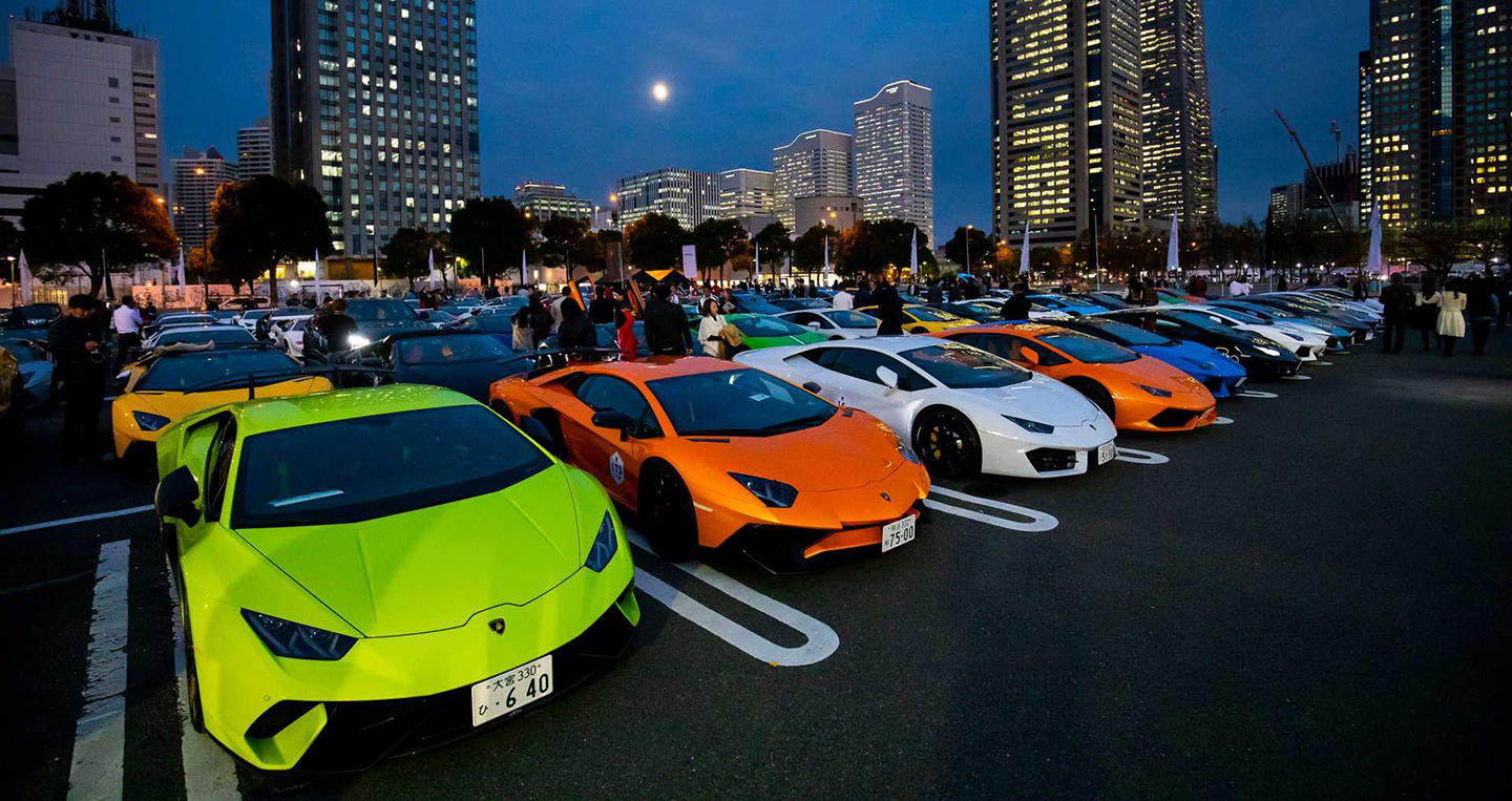 Hơn 200 siêu xe Lamborghini cùng ra mắt ấn tượng