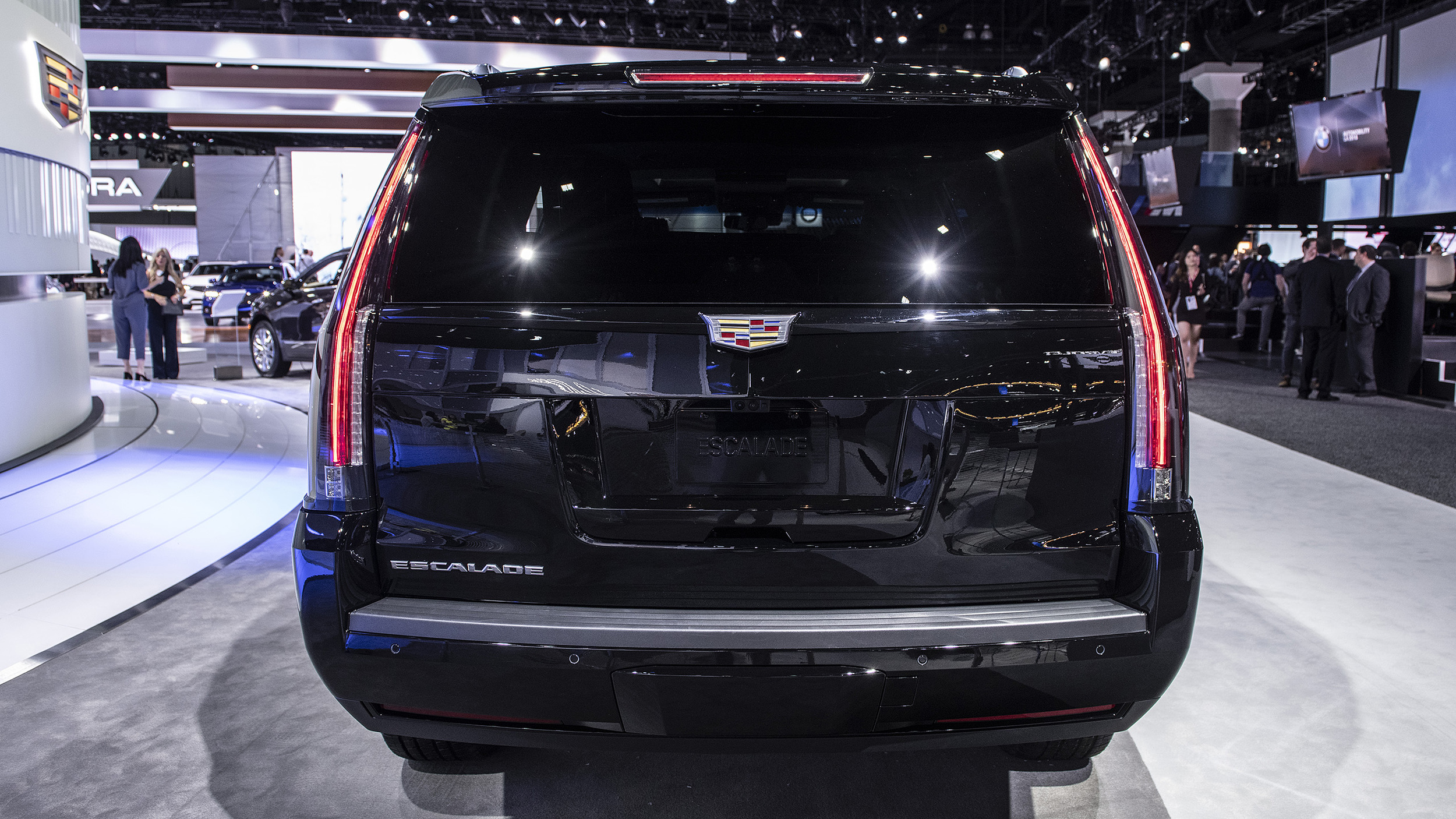 2019-cadillac-escalade-sport-edition-1-7.jpg