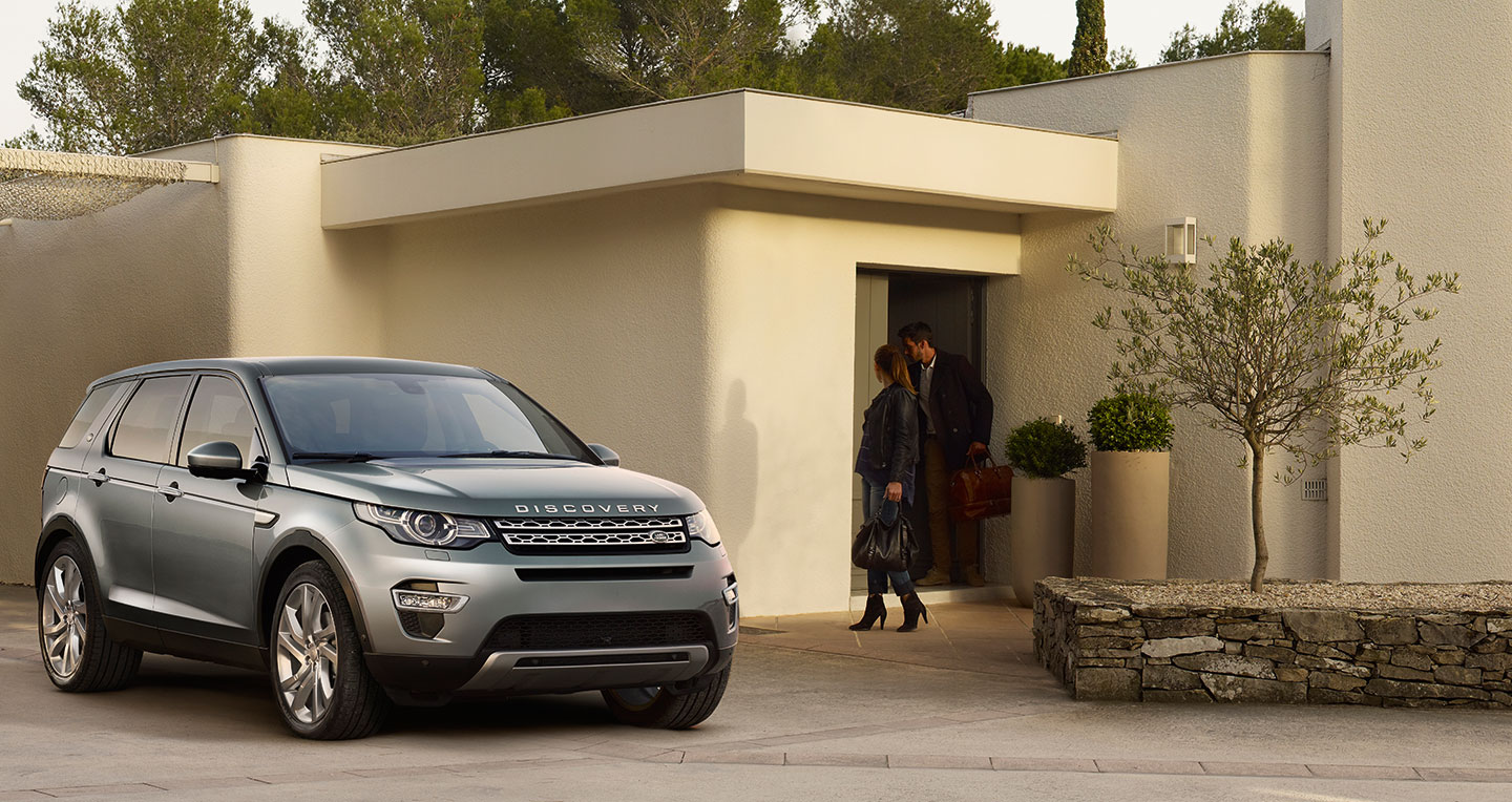 Tháng 12: Ưu đãi đặc biệt khi mua xe Range Rover Evoque và Discovery Sport
