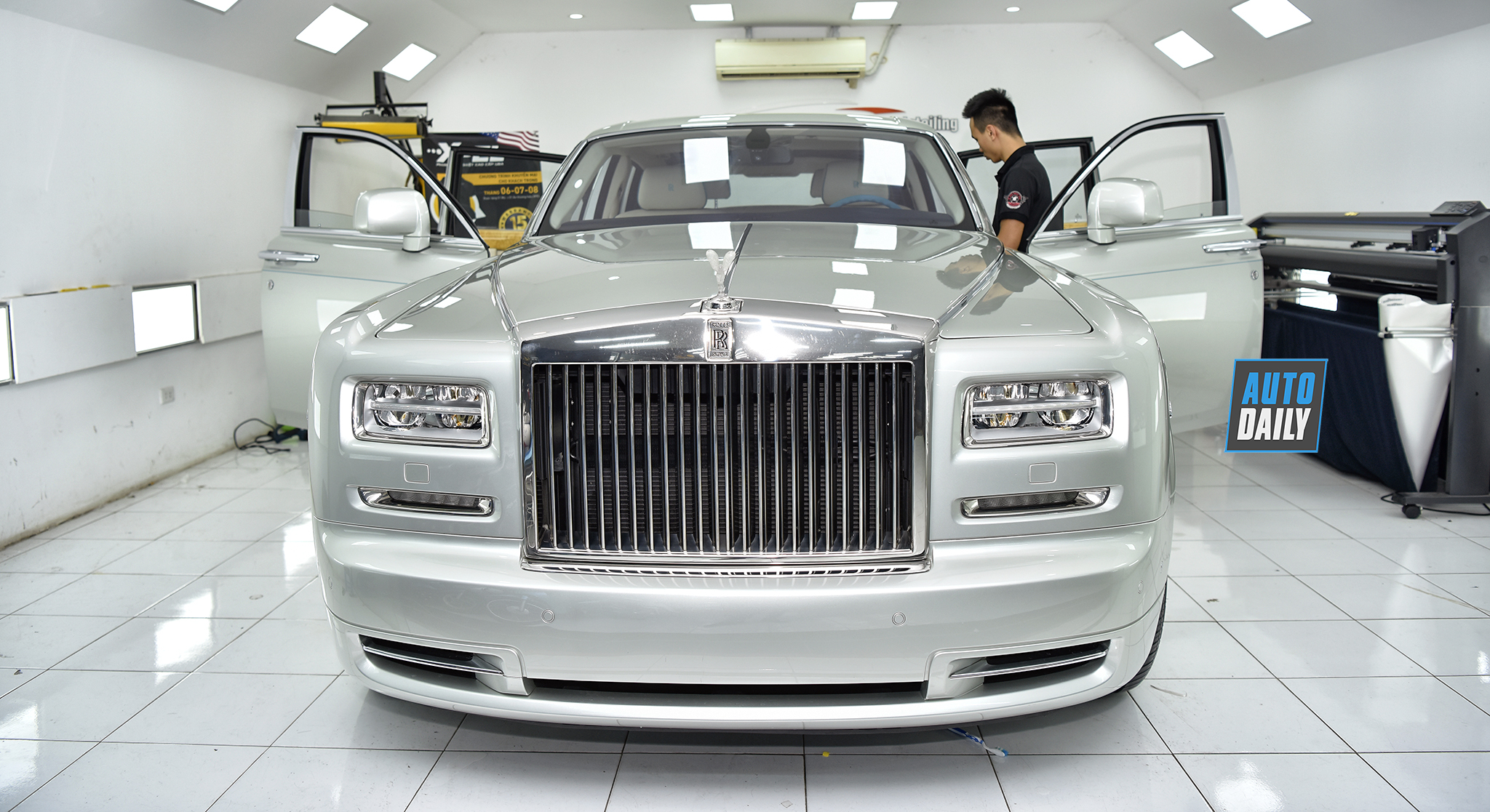 Video: Khám phá Rolls-Royce Phantom Hadar độc nhất vừa về Việt Nam