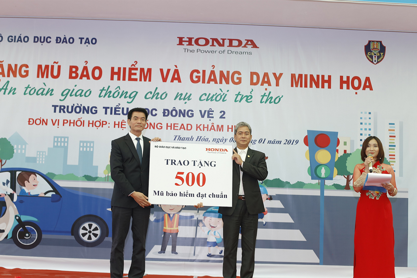 3-honda-vn-trao-tang-500-mu-bao-hiem-cho-so-gddt-thanh-hoa.JPG