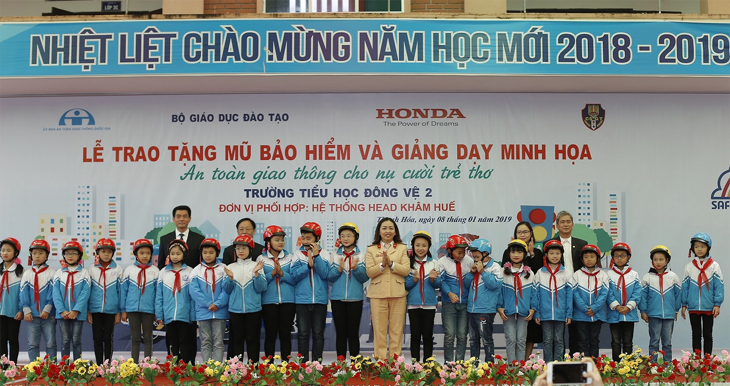 4-dai-dien-ban-to-chuc-trao-tang-tuong-trung-20-mu-bao-hiem-cho-cac-em-hoc-sinh.JPG