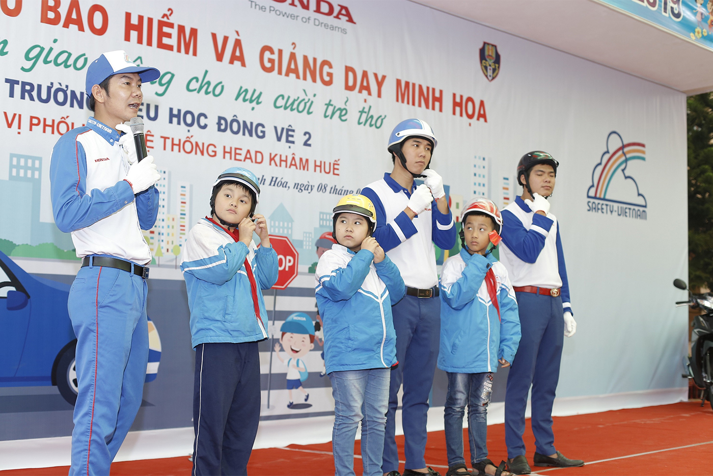 5-hdv-honda-viet-nam-huong-dan-cac-em-hoc-sinh-doi-mu-bao-hiem-dung-cach.JPG