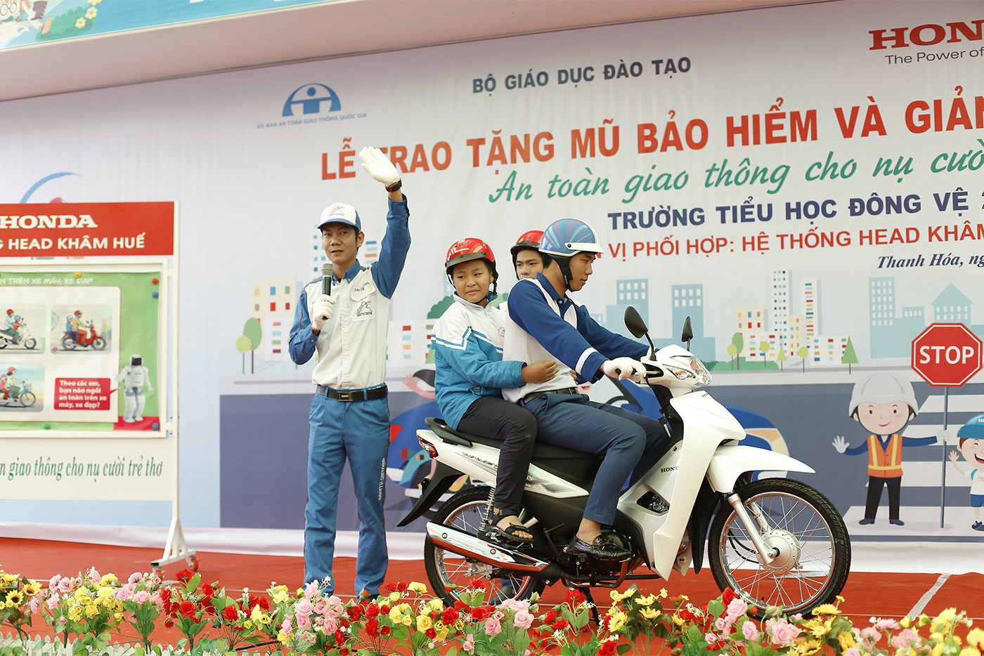 6-hdv-honda-vn-huong-dan-cac-em-hoc-sinh-tham-gia-giao-thong-an-toan.JPG