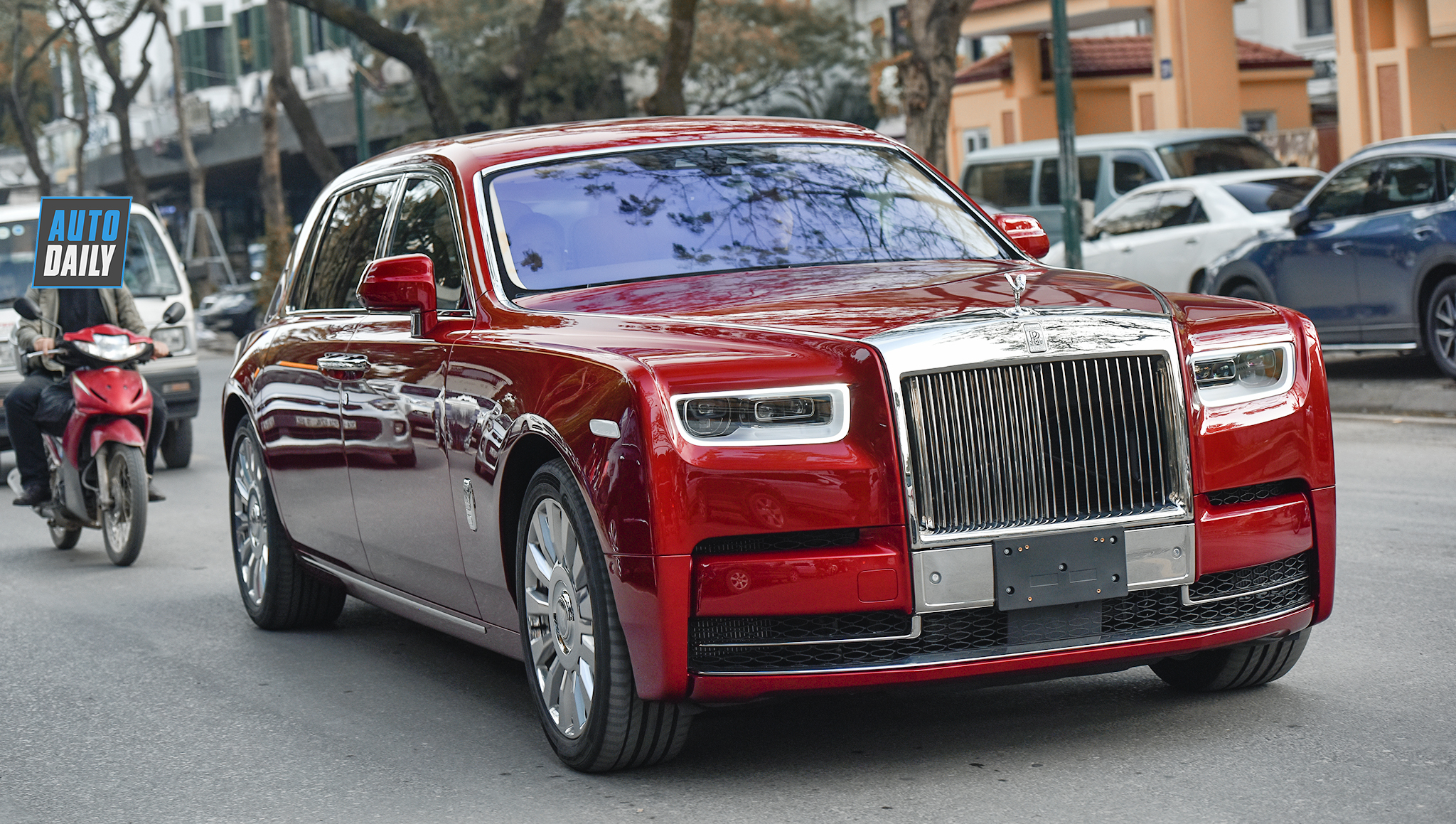 Chùm ảnh Rolls-Royce Phantom VIII hơn 70 tỷ dạo phố HN