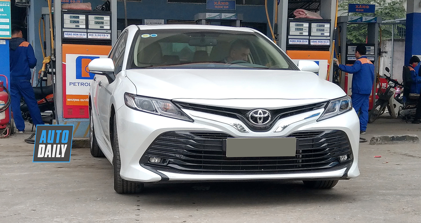 Toyota Camry hoàn toàn mới xuất hiện trên phố Hà Nội