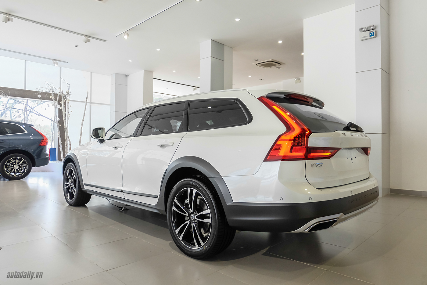 volvo-v90-cross-country-2018-4.jpg