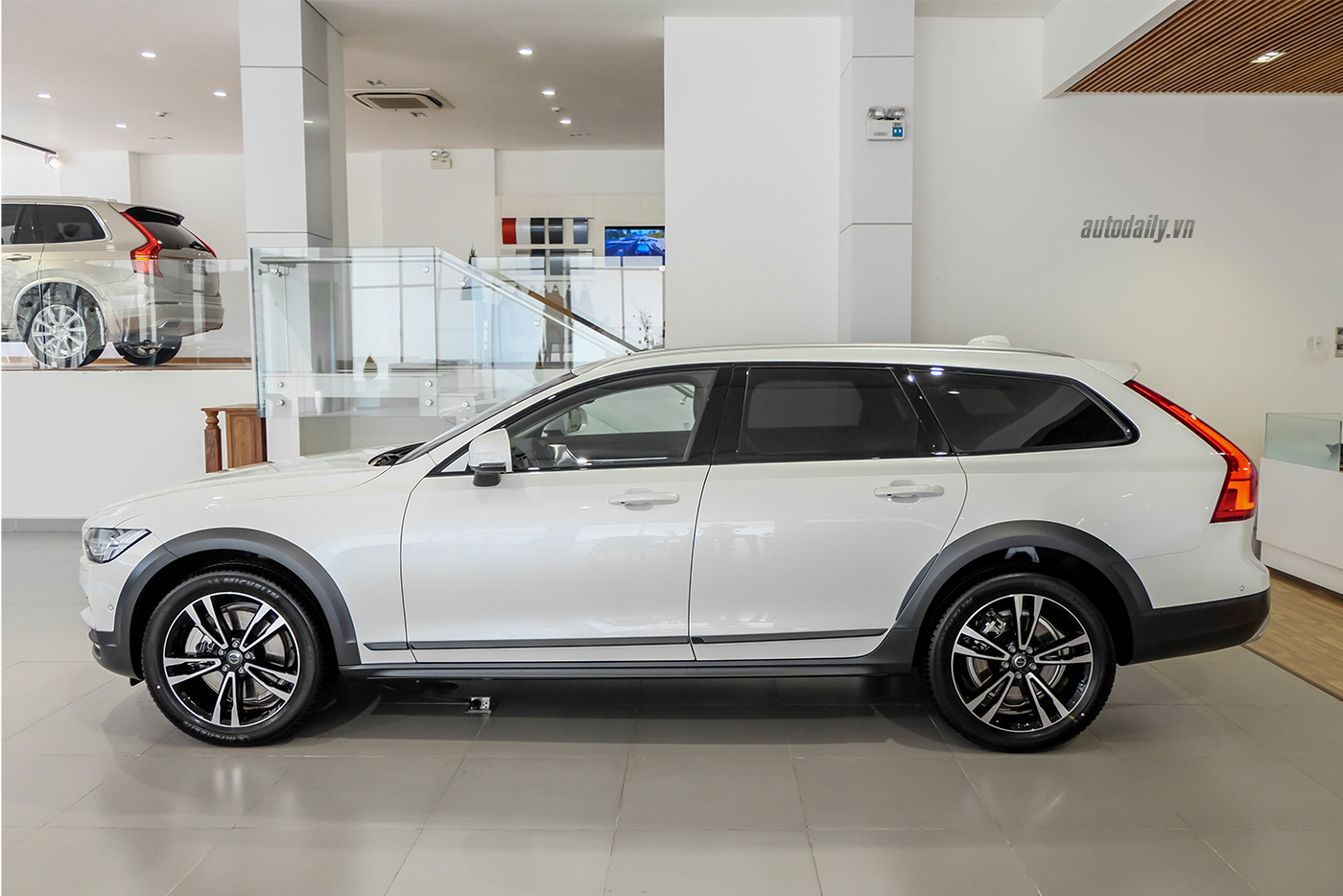 volvo-v90-cross-country-2018-5.jpg