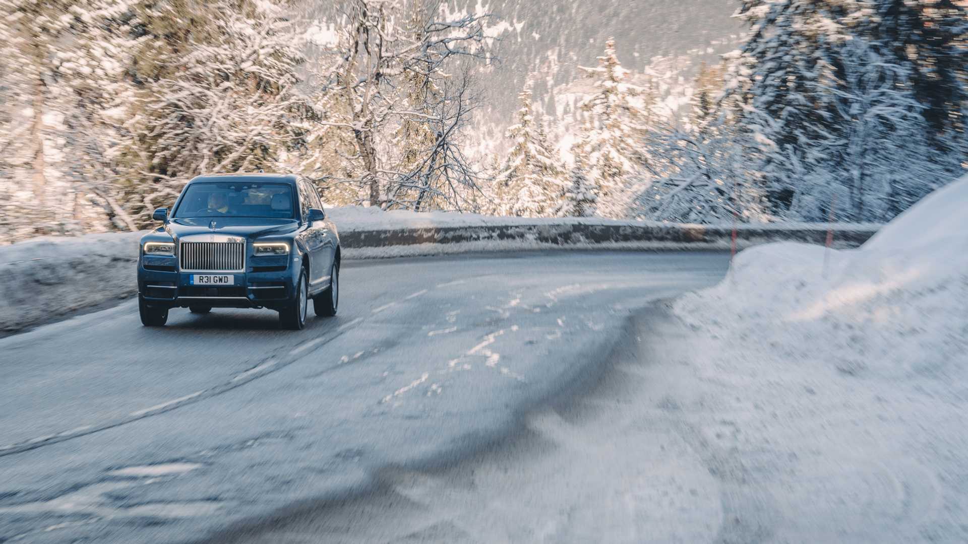 rolls-royce-cullinan-ski-taxi-4.jpg