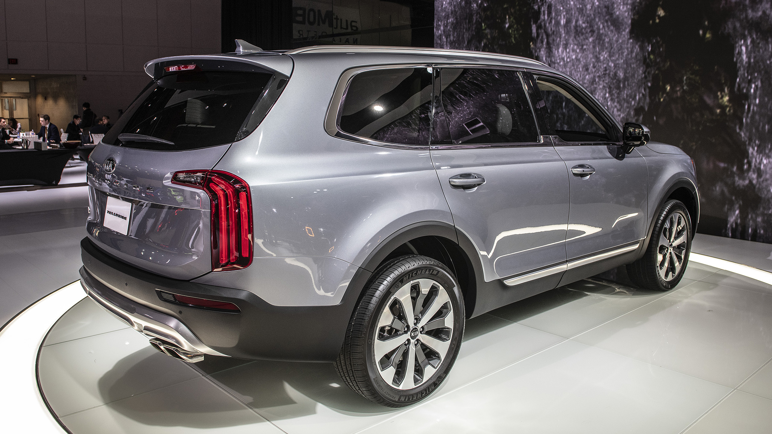 so-sanh-kia-telluride-2020-voi-doi-thu-5.jpg