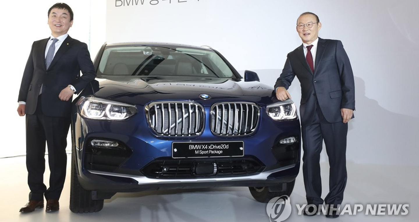 Huấn luyện viên Park Hang Seo được tặng BMW X4 hoàn toàn mới
