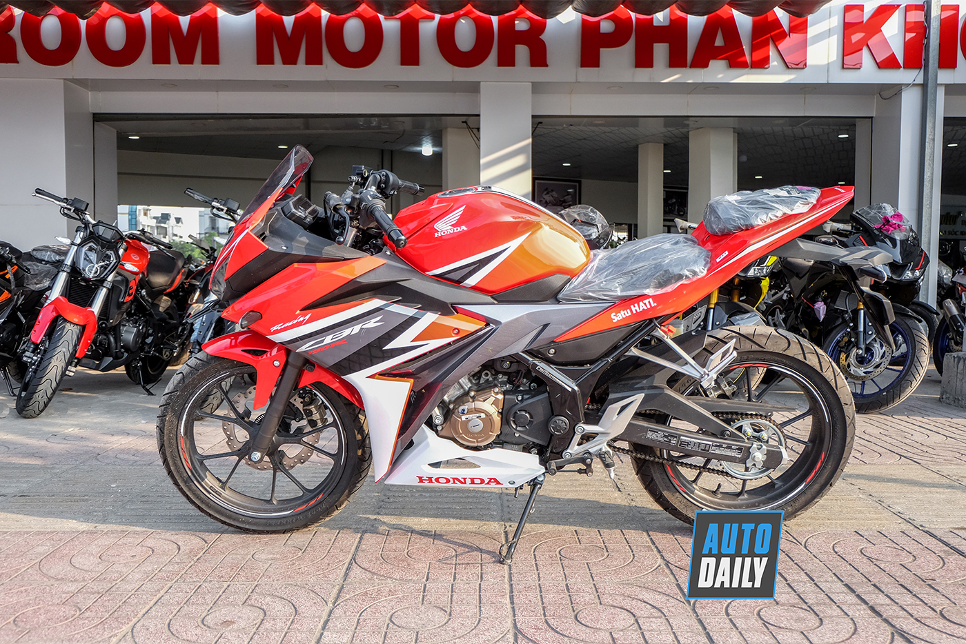 honda-cbr150r-abs-2019-14.jpg