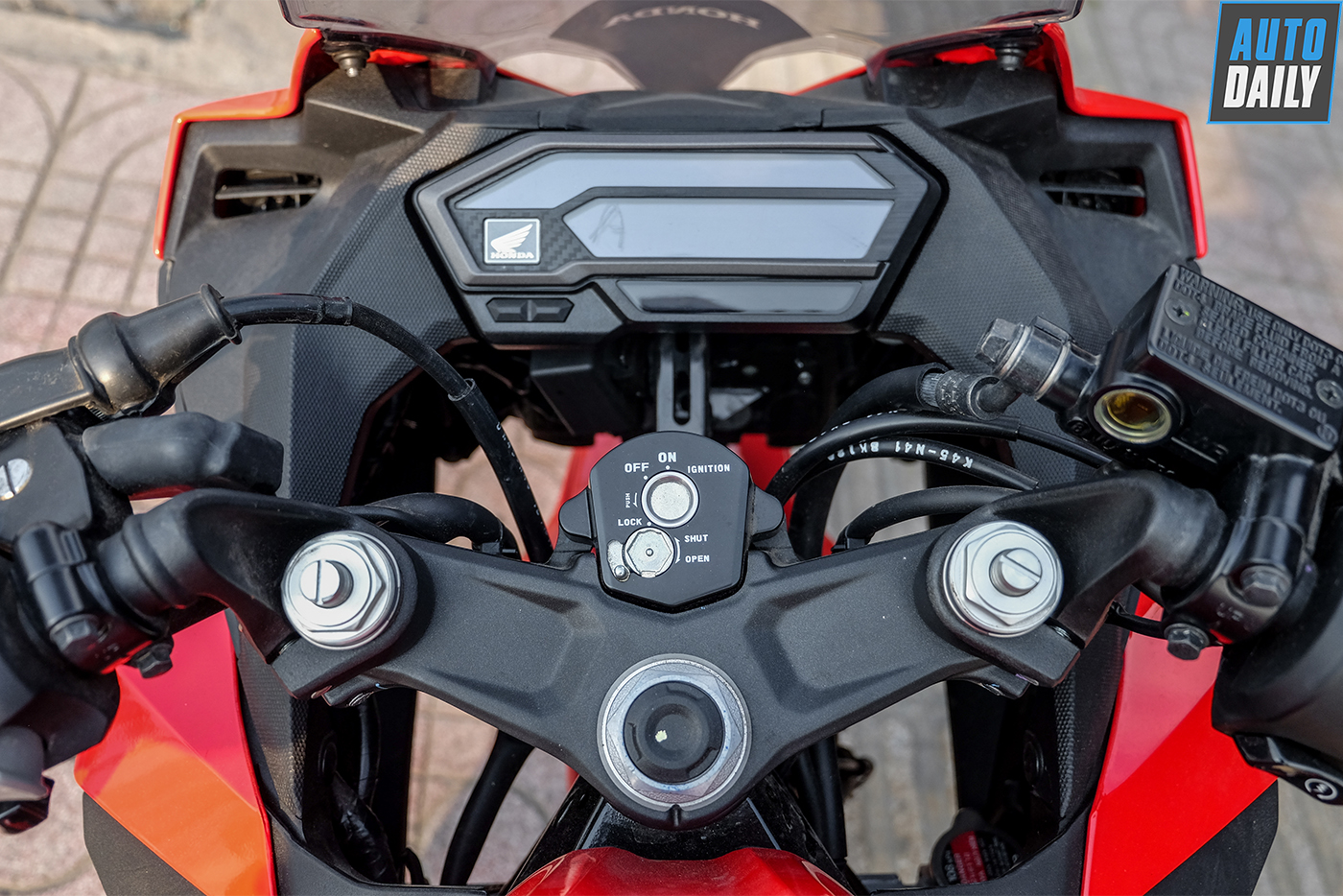 honda-cbr150r-abs-2019-15.jpg