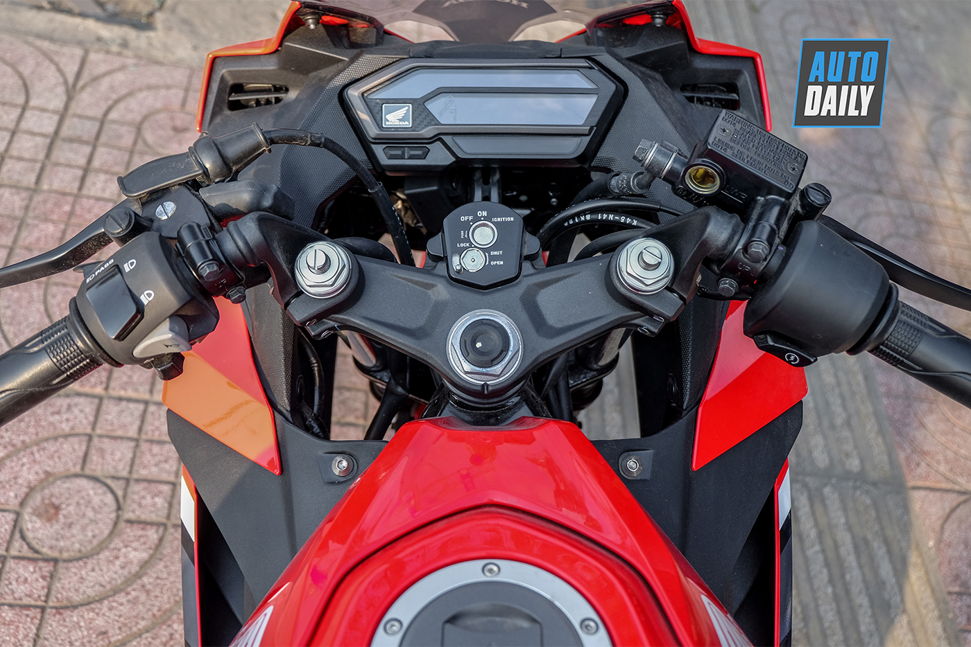 honda-cbr150r-abs-2019-16.jpg