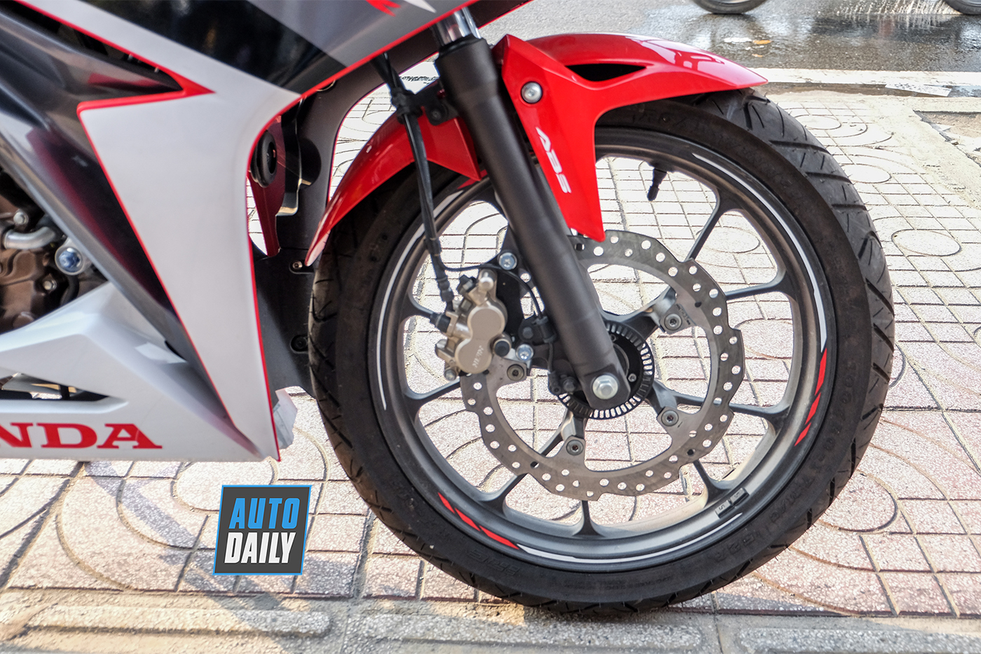 honda-cbr150r-abs-2019-3.jpg