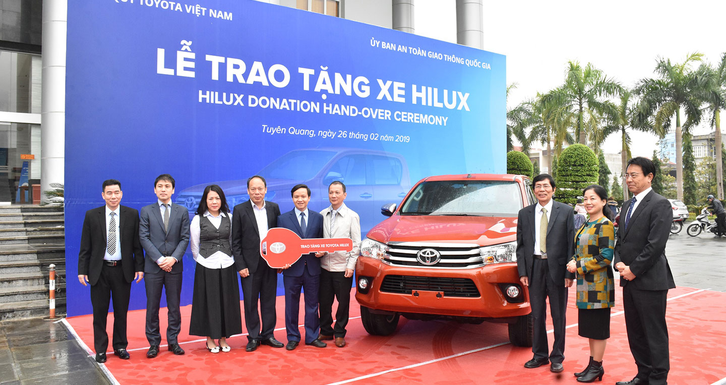 Quỹ Toyota Việt Nam trao tặng bán tải Hilux cho tỉnh Tuyên Quang