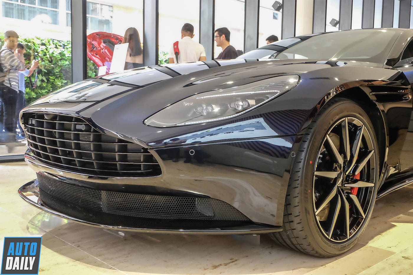 aston-martin-db11-v8-new-18.jpg