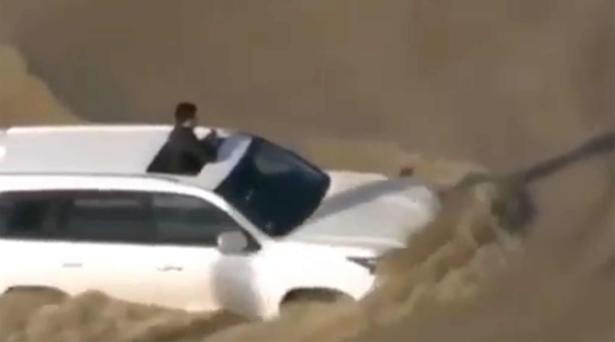 Video: Lexus LX570 bơi qua đường ngập nước tới nắp ca-pô