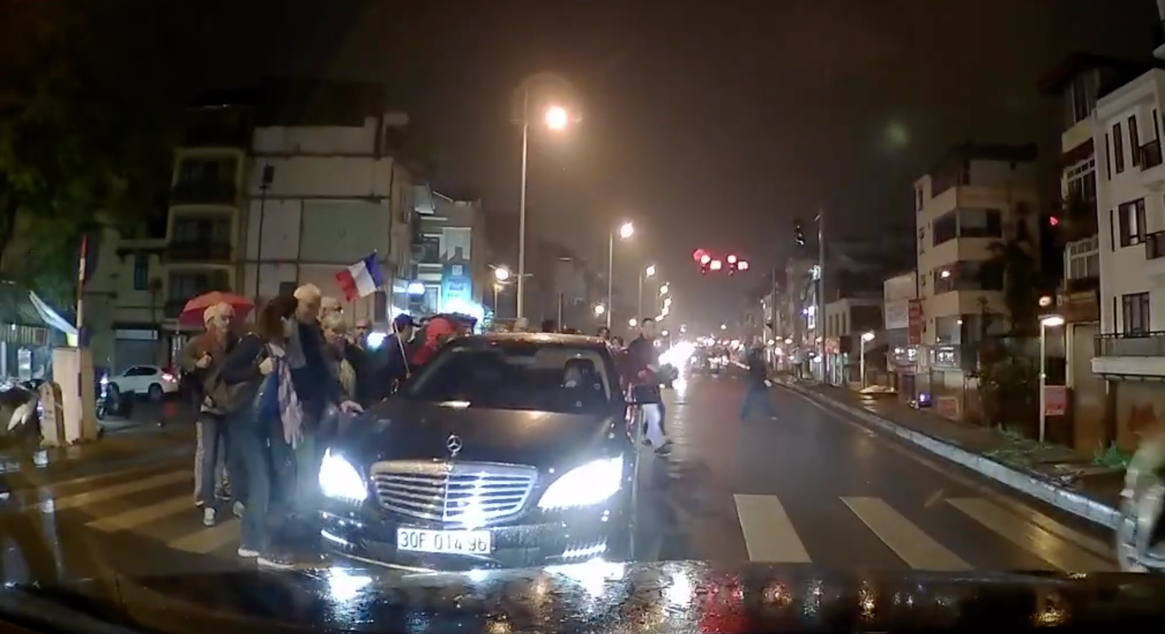 Video: Bon chen với người đi bộ, Mercedes S-Class bị khách tây dằn mặt