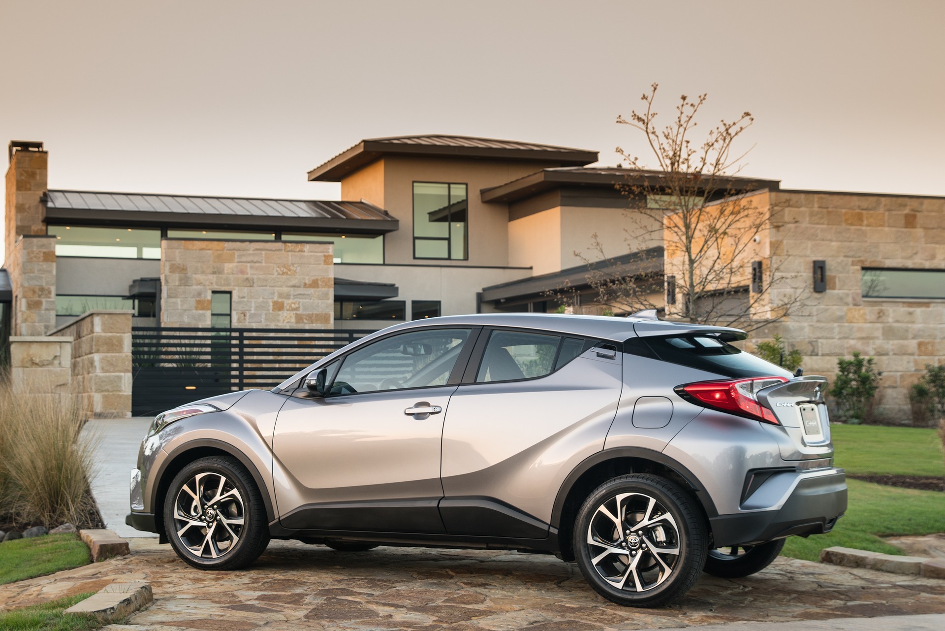 toyota-chr-639eb762-2019-toyota-c-hr-8.jpg