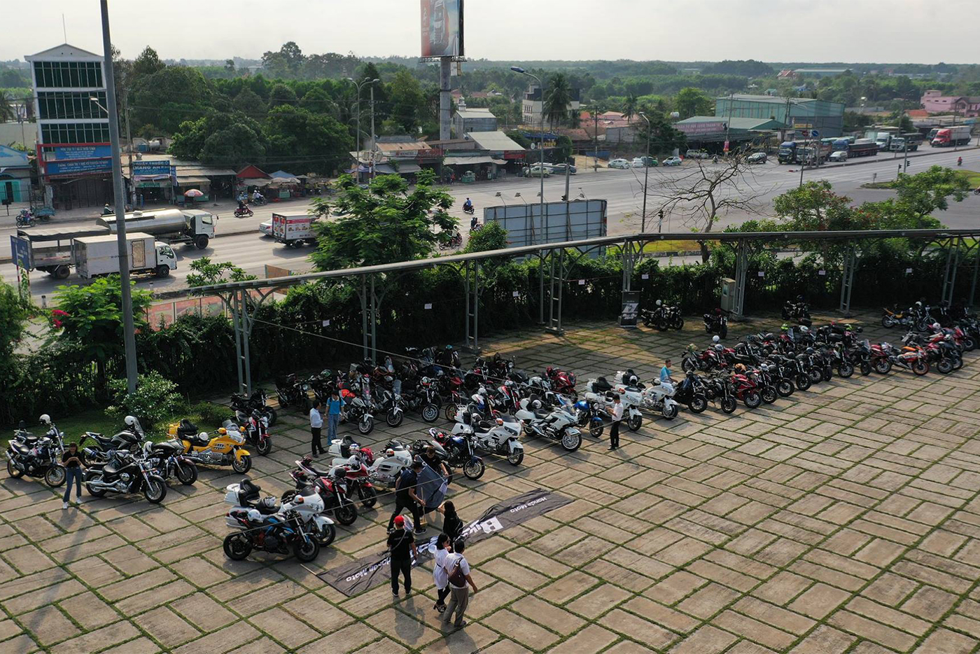 doan-dung-chan-tai-mekong-rest-stop-de-cung-an-sang-2.jpg