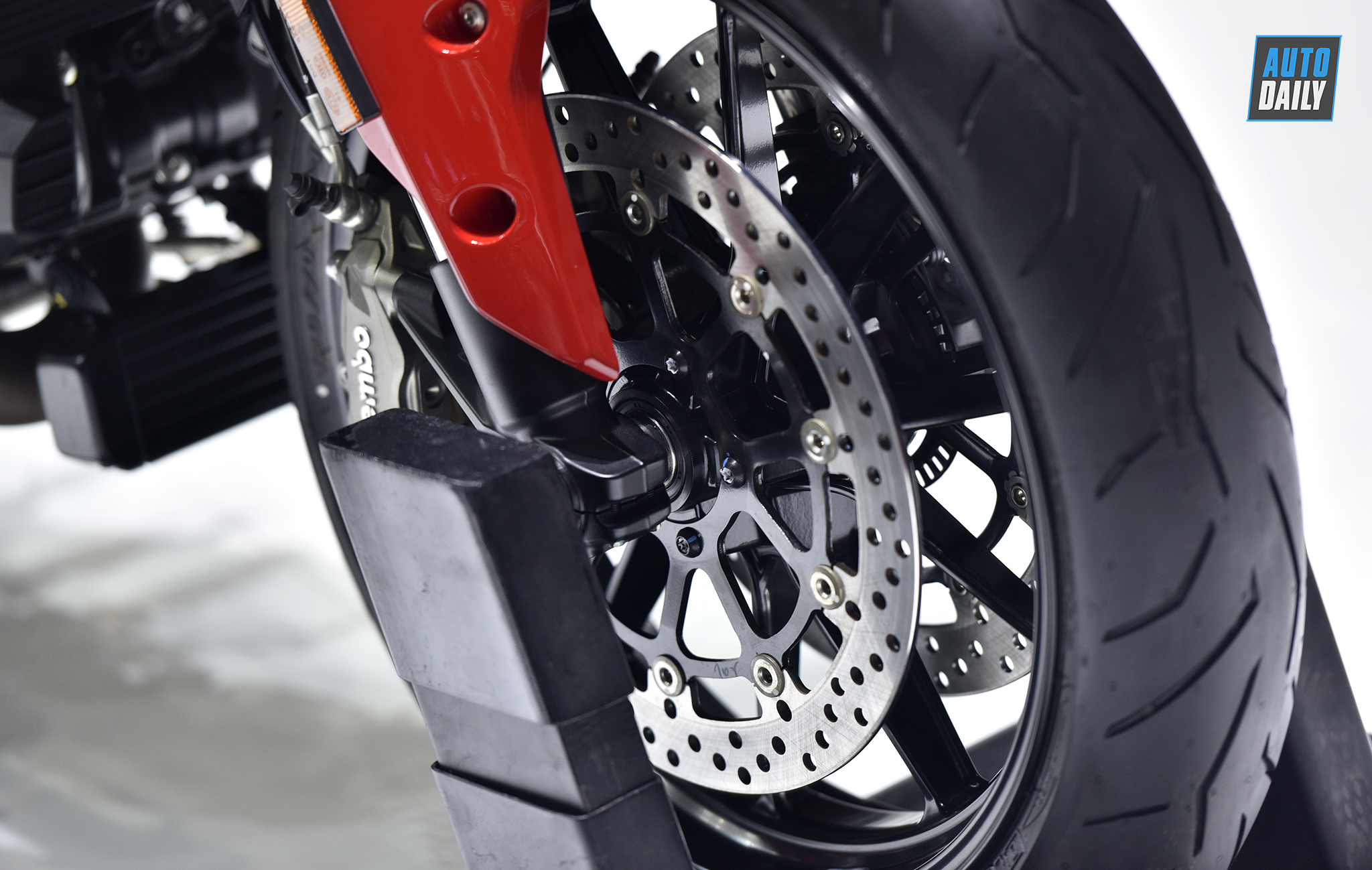 ducati-hypermotard-939-15.jpg