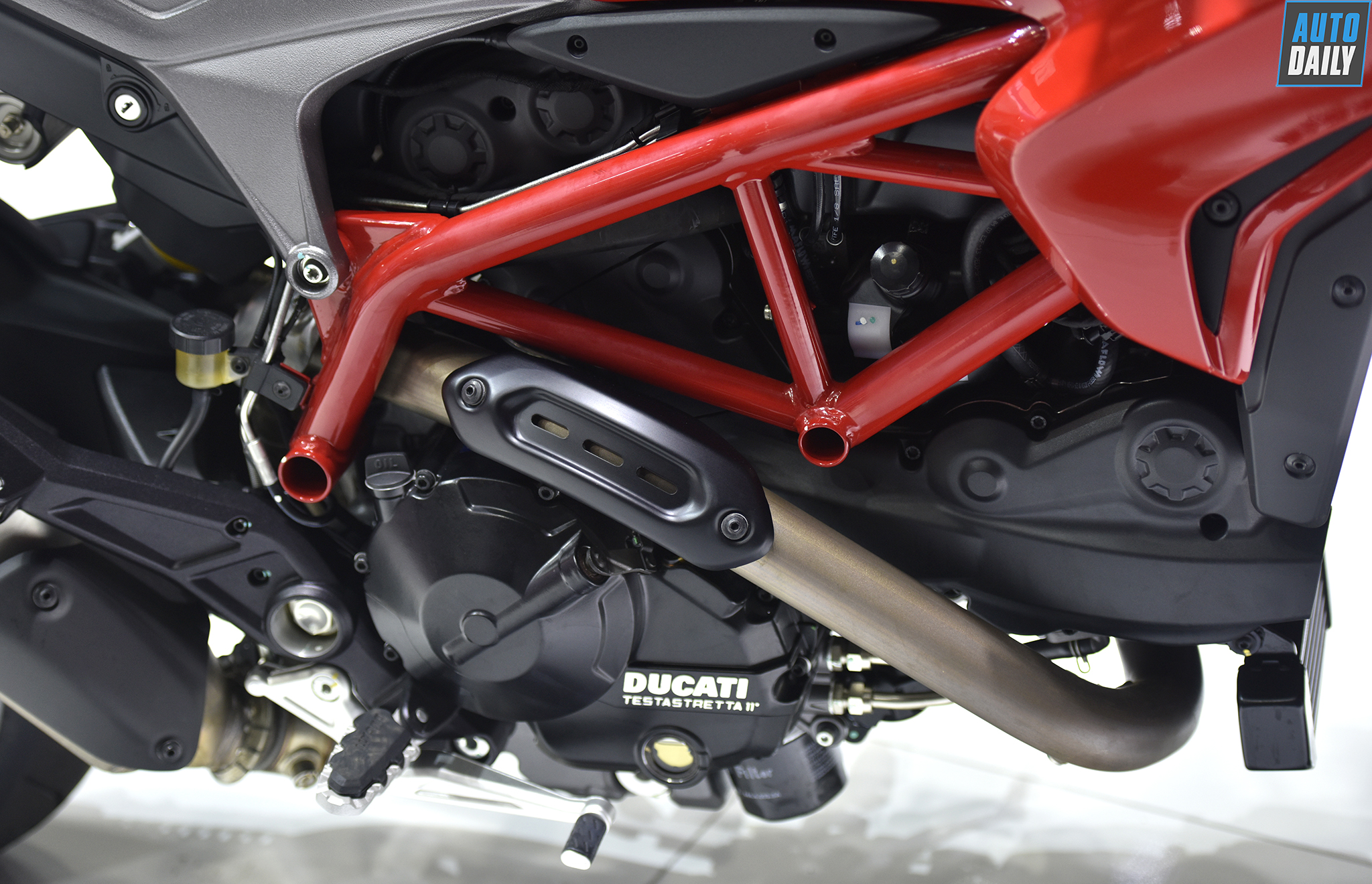 ducati-hypermotard-939-3.jpg