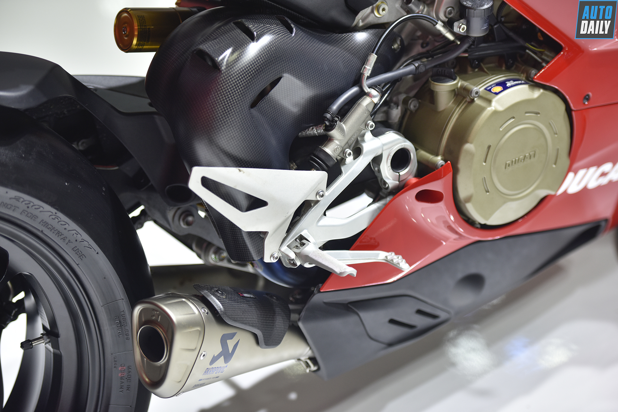 ducati-panigale-v4r-10.jpg