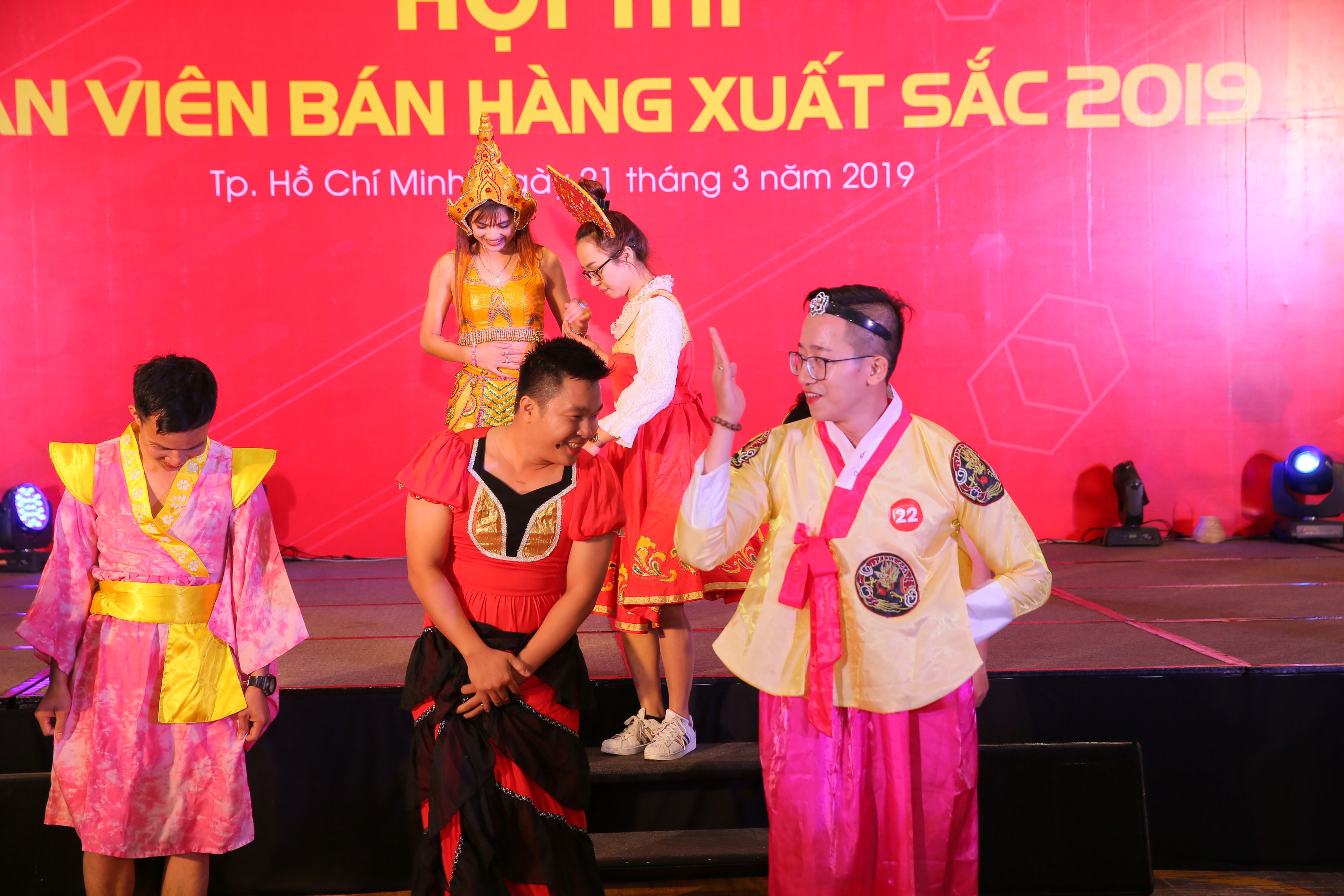 nhan-vien-ban-hang-xuat-sac-2.jpg