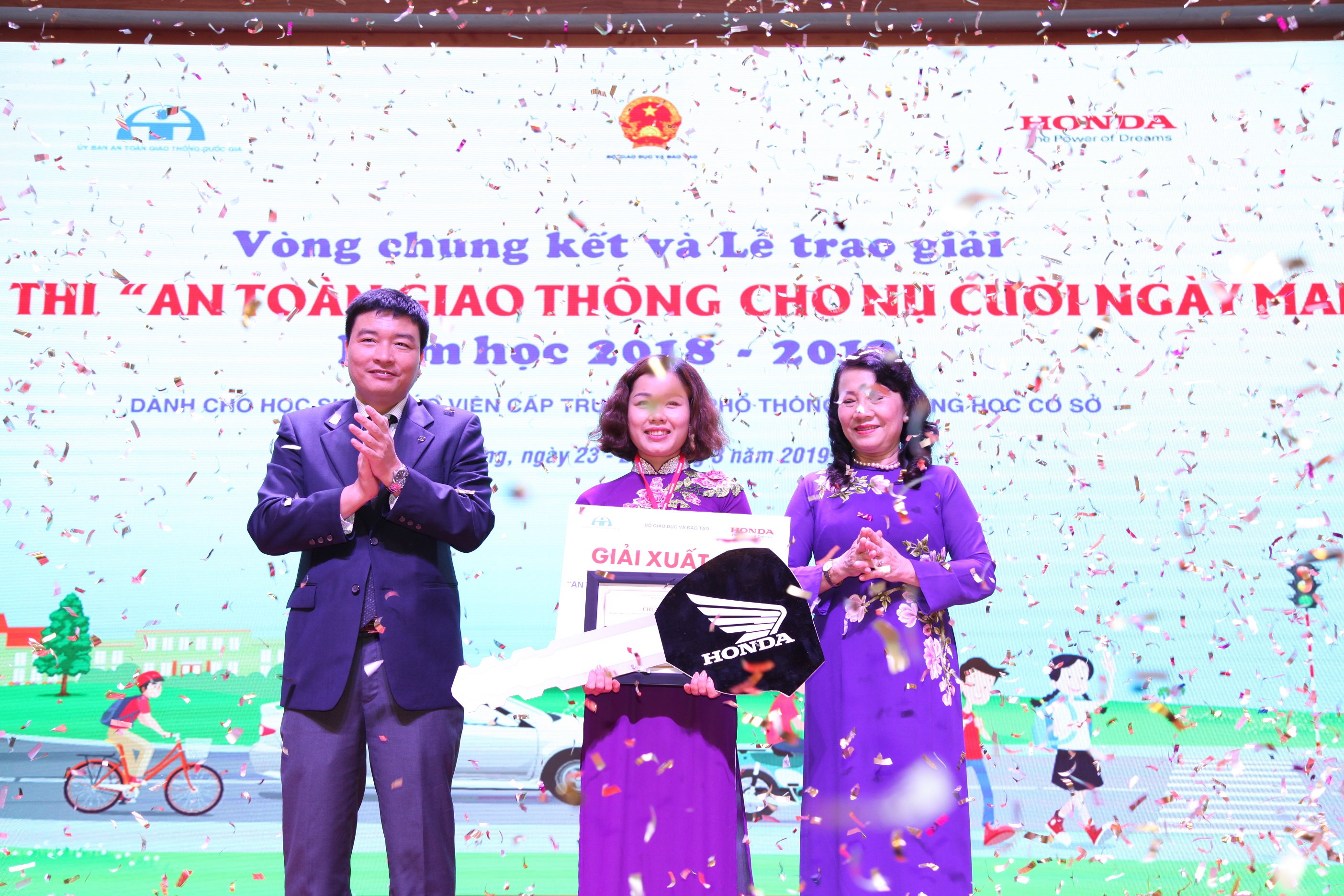 ts-nguyen-thi-nghia-thu-truong-bo-gddt-va-ong-le-huu-phuc-pho-tgd-thu-nhat-hvn-trao-giai-cho-giao-vien-xuat-sac-nhat.JPG