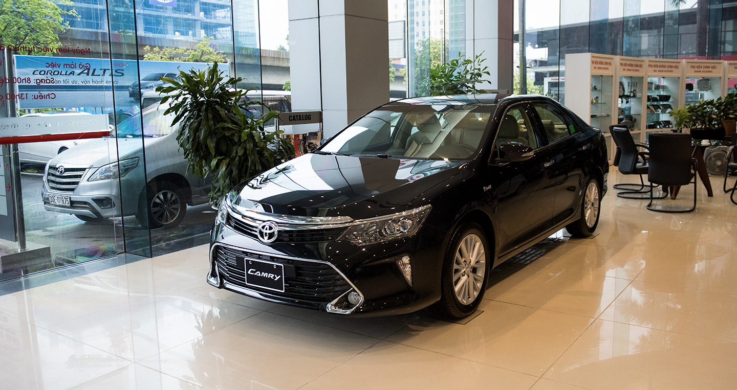 Toyota Camry giảm gần trăm triệu: Tranh nhau hàng dọn kho