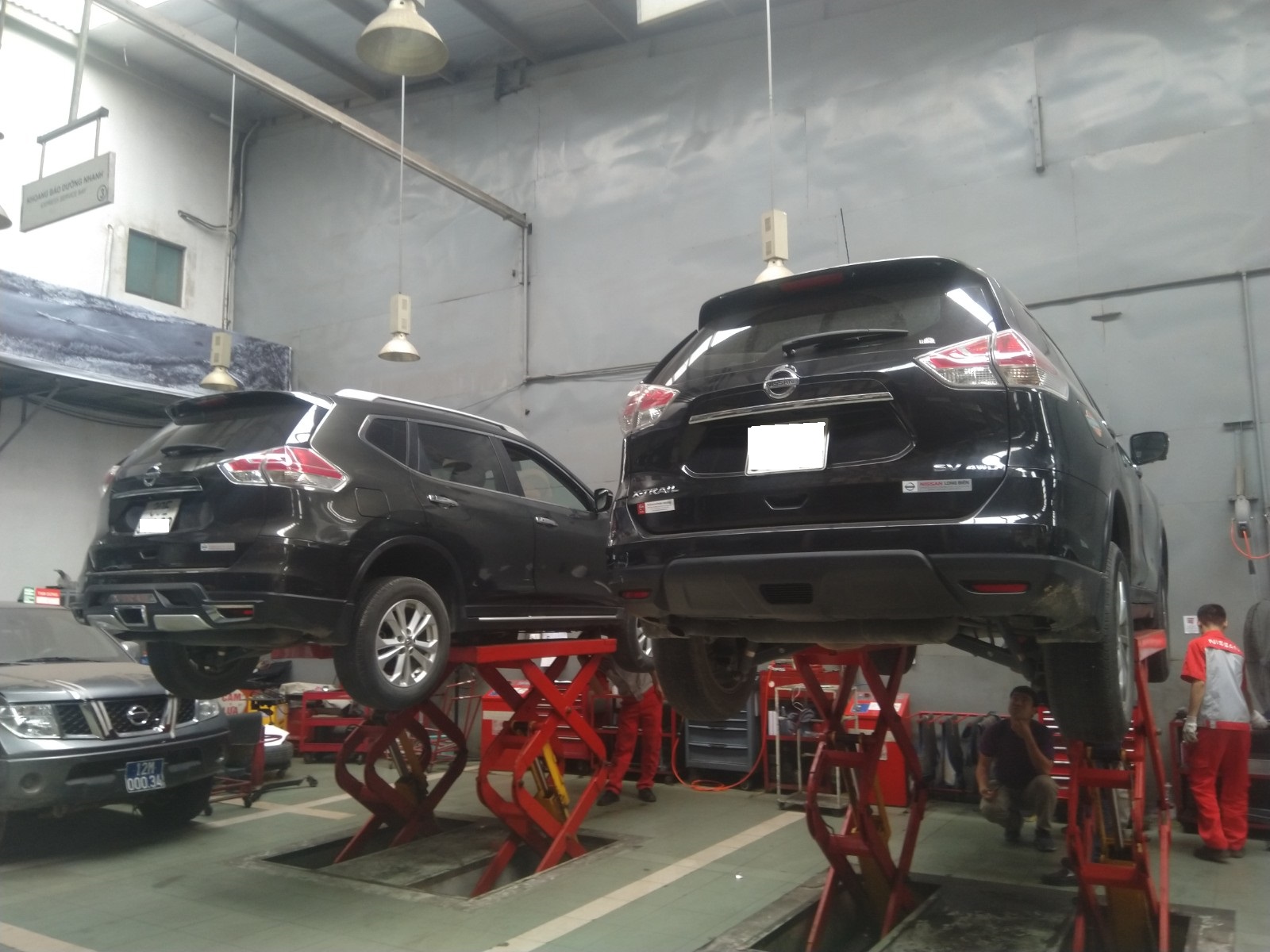 ky-thuat-vien-nissan-viet-nam-kiem-tra-xe-x-trail-tai-nissan-long-bien-ngay-0304-2.jpg