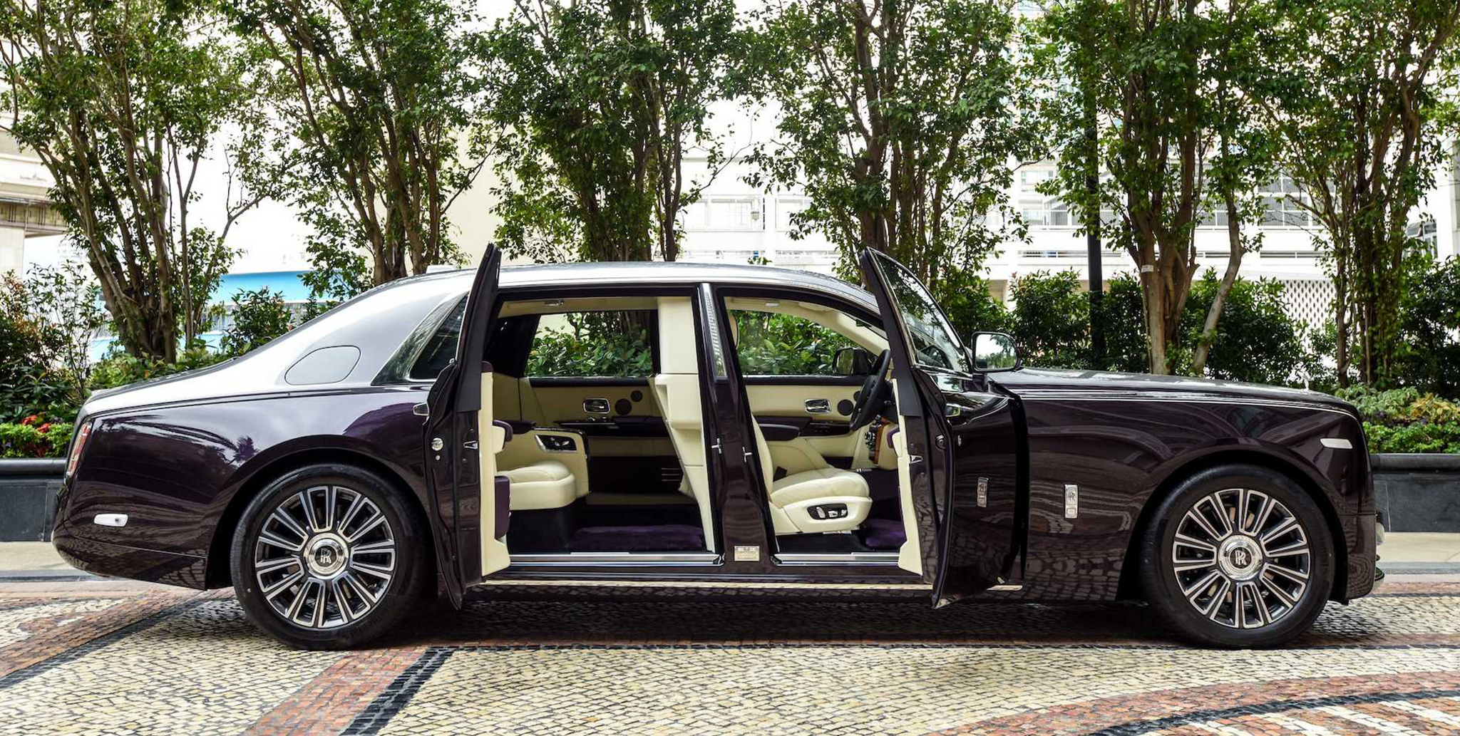 Khám phá Rolls-Royce Phantom với vách ngăn riêng tư ở hàng ghế sau