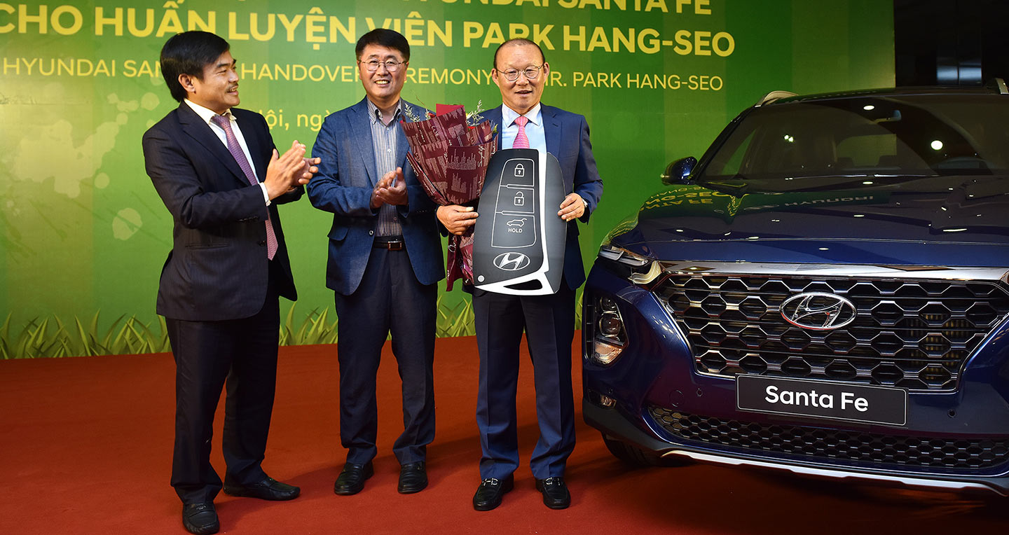HLV Park Hang Seo được tặng xe Hyundai Santa Fe