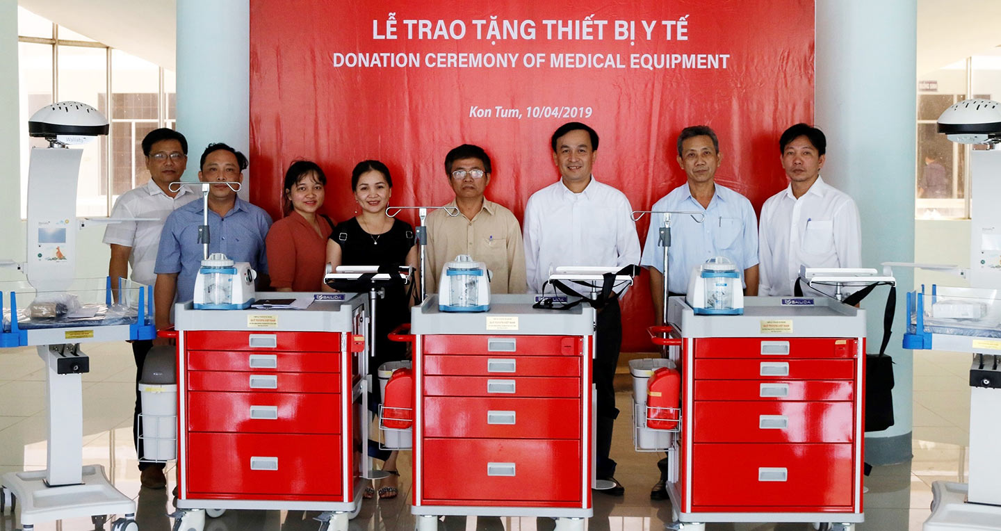 Quỹ Toyota Việt Nam trao tặng thiết bị y tế cho tỉnh Kon Tum