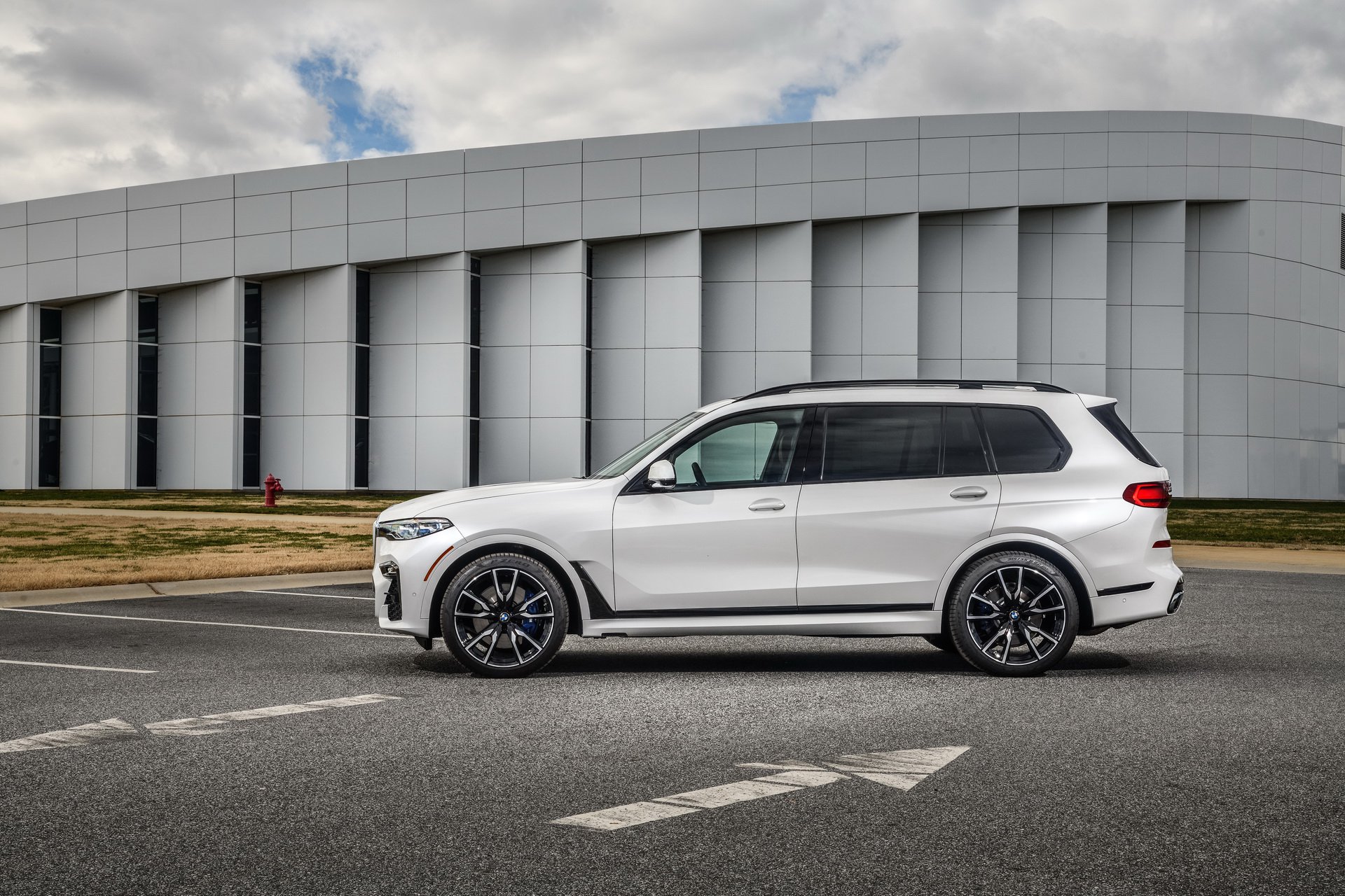 2019-bmw-x7-04.jpg