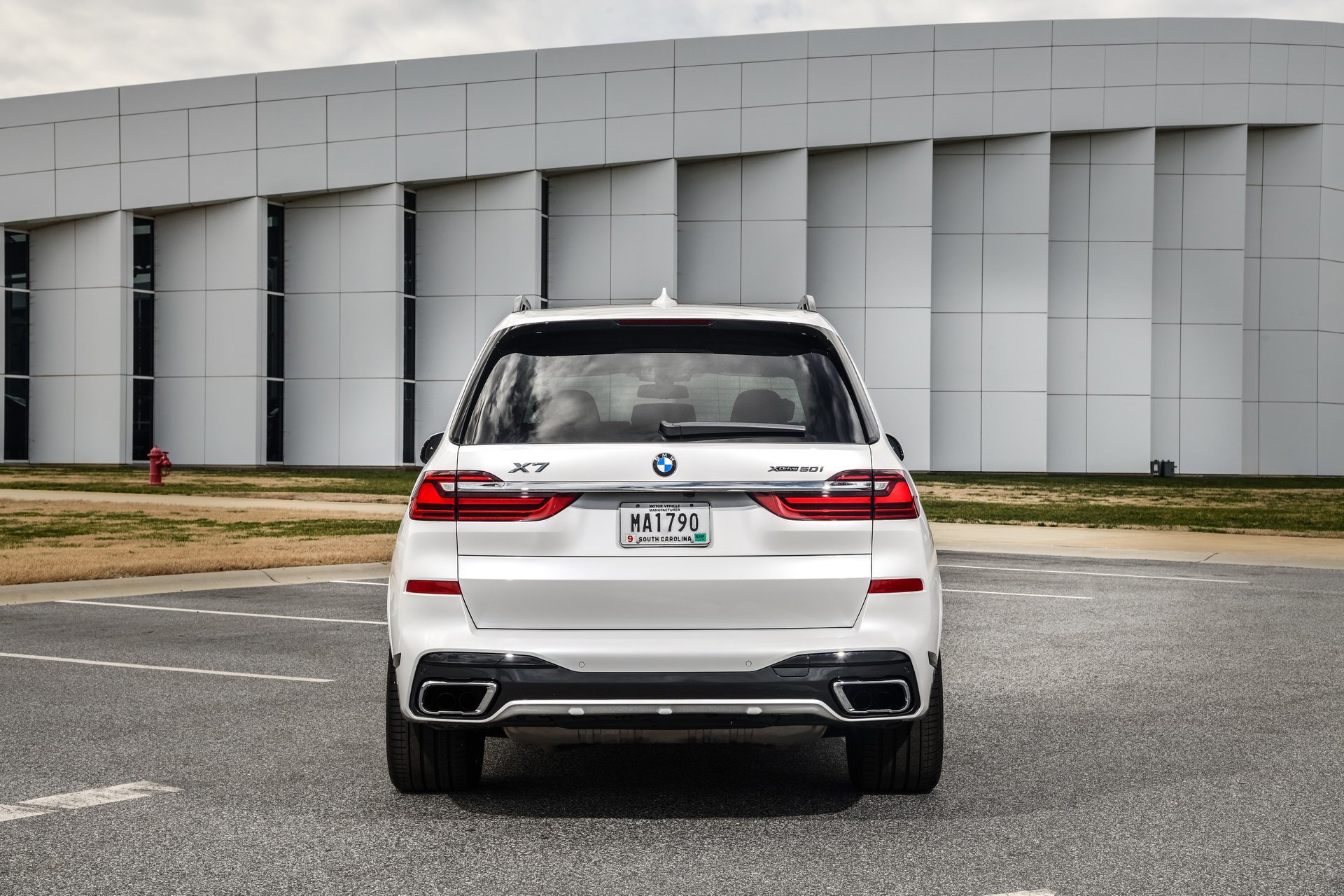 2019-bmw-x7-06.jpg