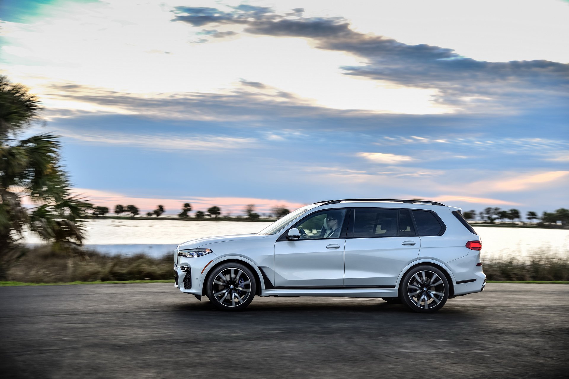 2019-bmw-x7-15.jpg