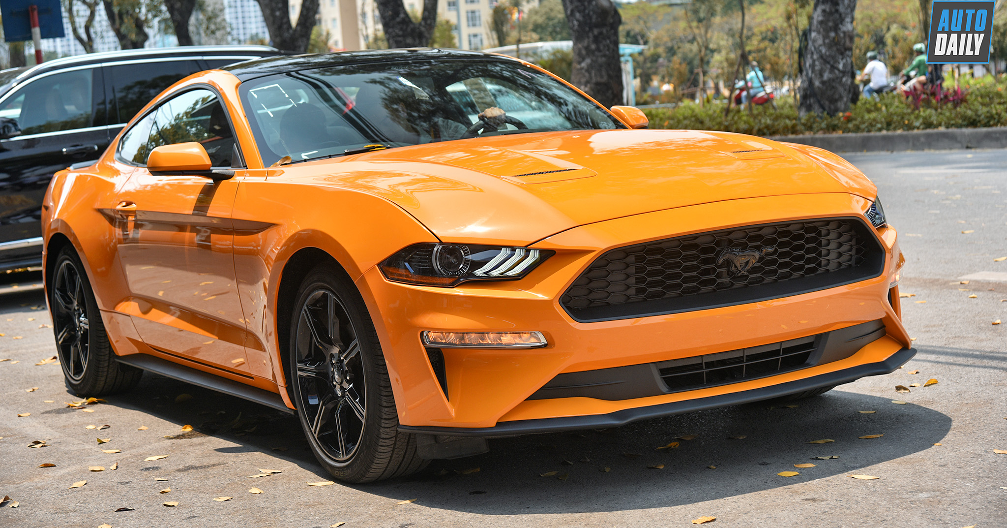 Ford Mustang 2018 màu cam độc đáo về Việt Nam, giá hơn 2,7 tỷ