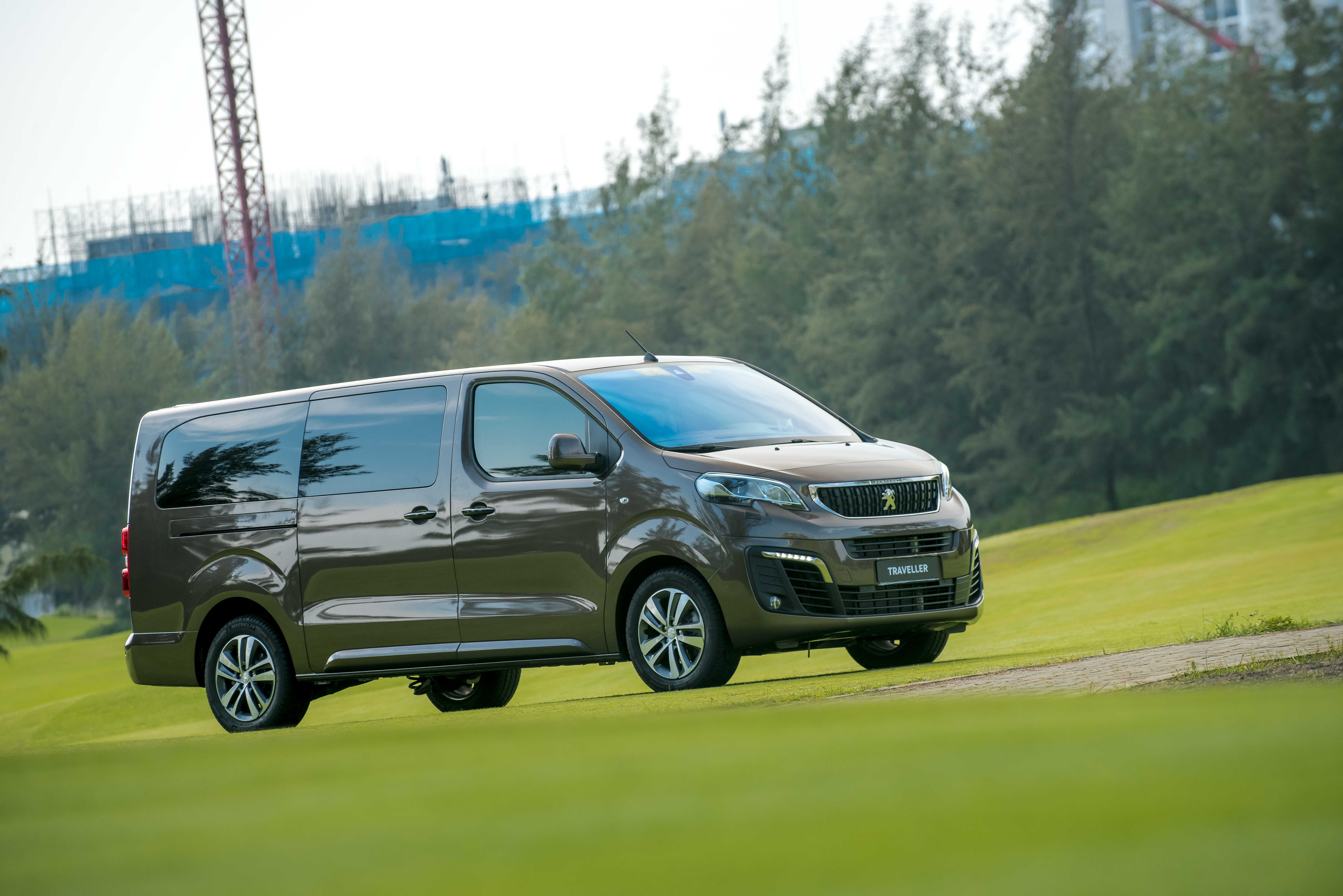 peugeot-traveller-ngoai-that28.JPG