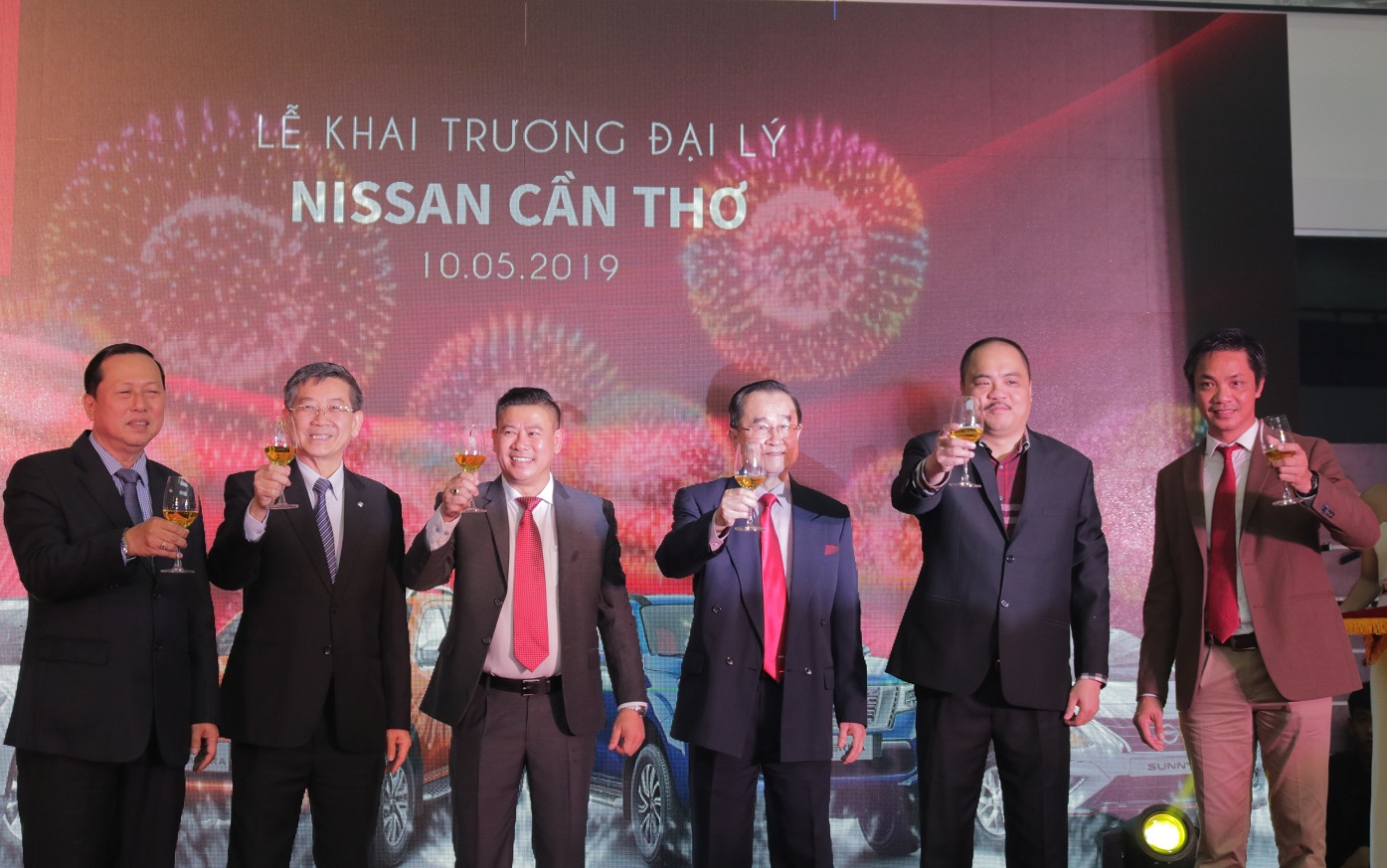 dai-dien-ban-lanh-dao-nissan-viet-nam-va-tcie-viet-nam-chup-anh-ki-niem-tai-su-kien-khai-truong-dai-ly-nissan-can-tho.JPG