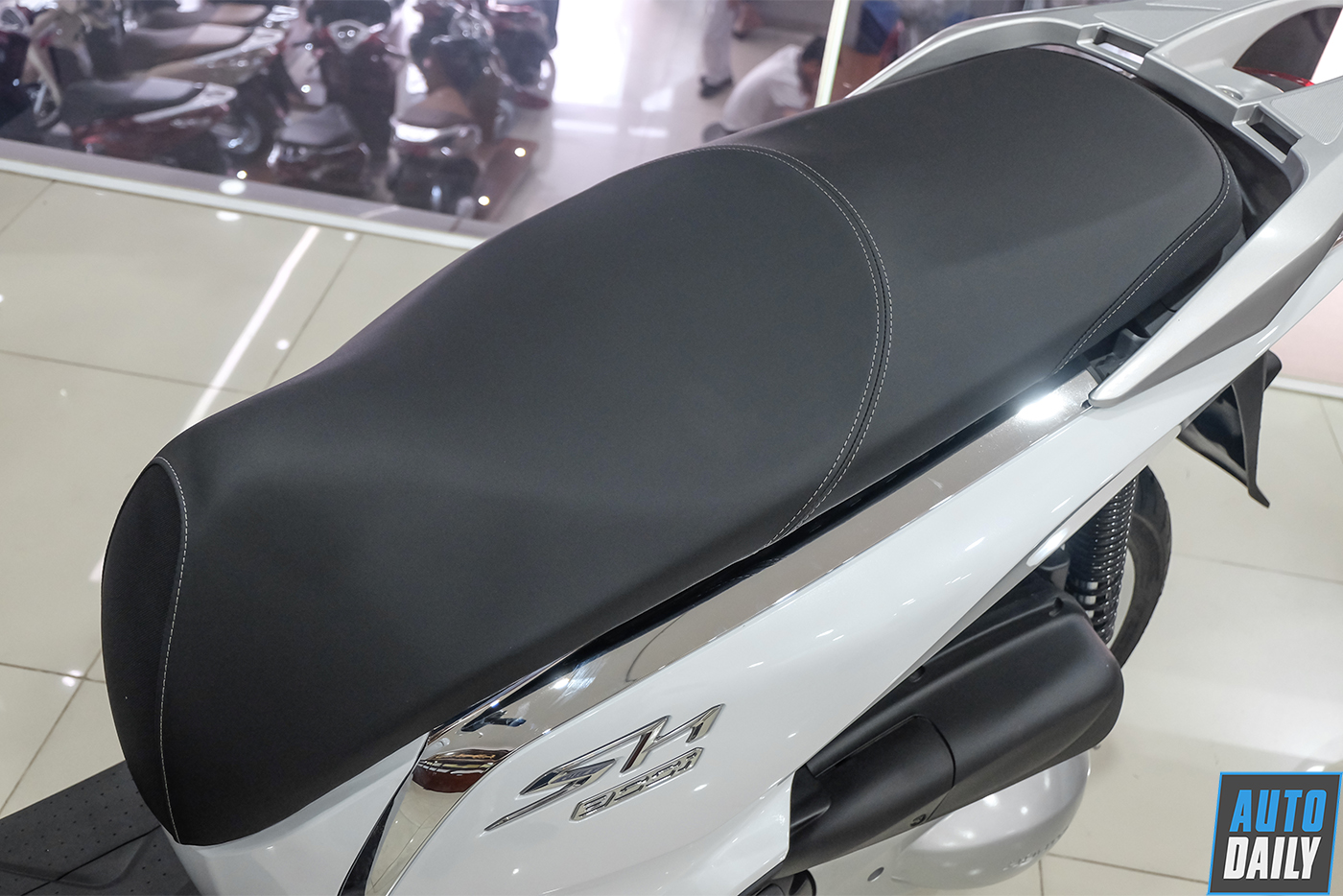 honda-sh300i-2019-1.jpg