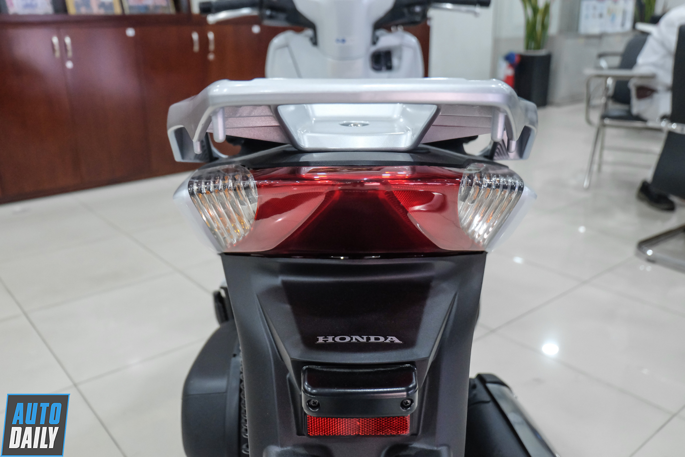 honda-sh300i-2019-5.jpg